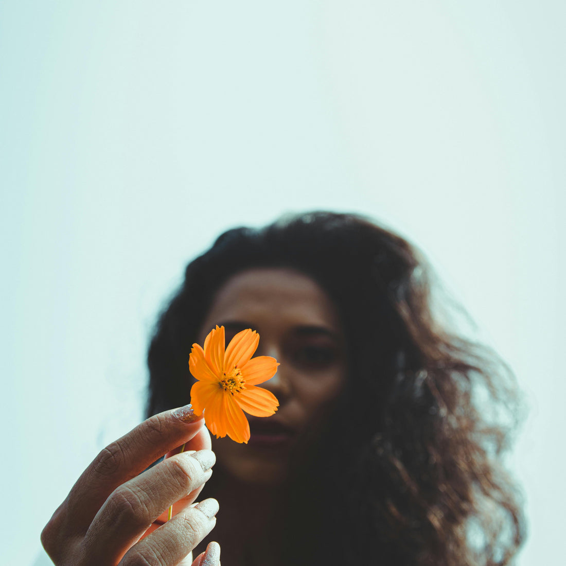 Woman using Daysy fertility tracker to predict ovulation and identify her fertile window through basal body temperature monitoring